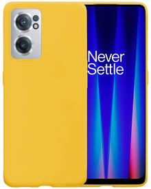 OnePlus Nord CE 2 Hoesje Siliconen Backcover Lichtgewicht - Geel